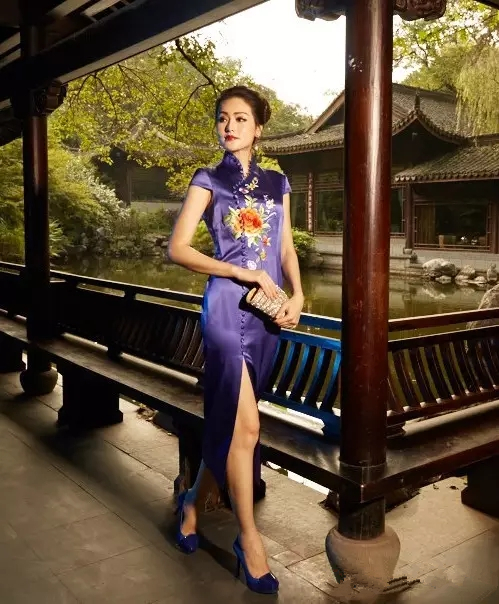 領(lǐng)略真絲云錦旗袍獨(dú)特魅力